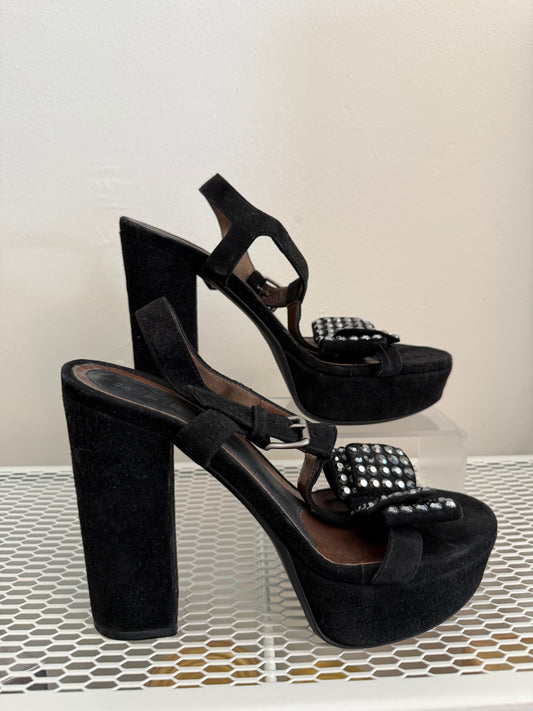 Marni suede sandal with bow in size 38, featuring a chic design and elegant ankle strap for stylish summer footwear.