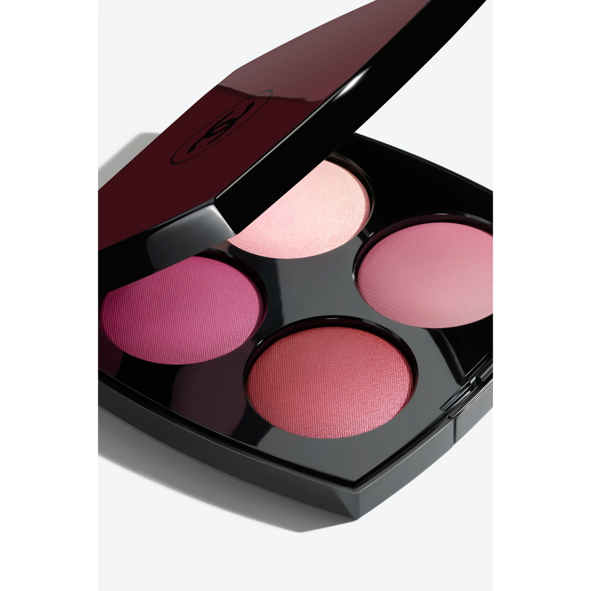 Chanel Rouge Noir Confidence eyeshadow and blush palette with neutral and pink shades in a sleek compact.
