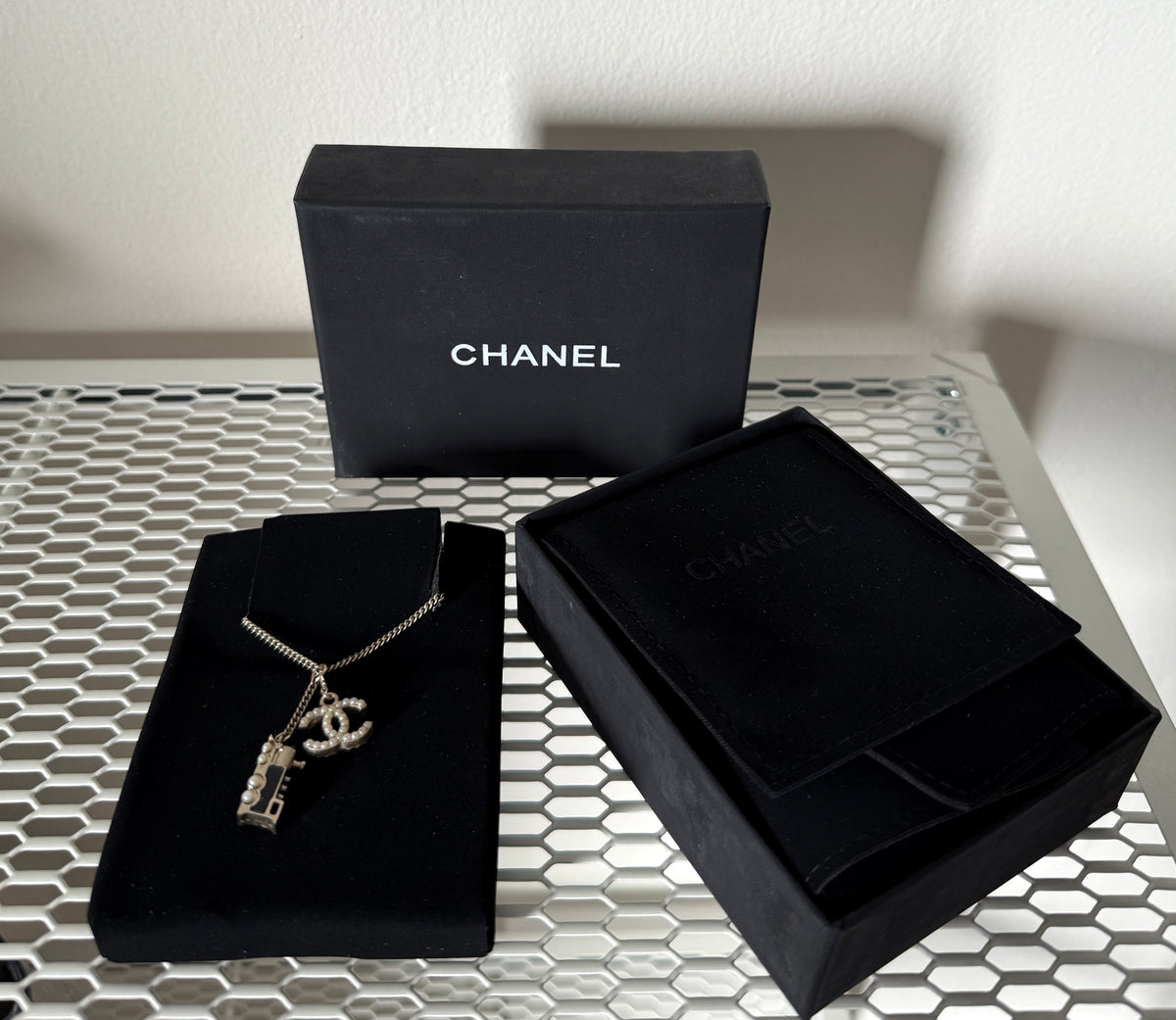 Pre-Owned Chanel Black and Silver Coco Mark Train Necklace