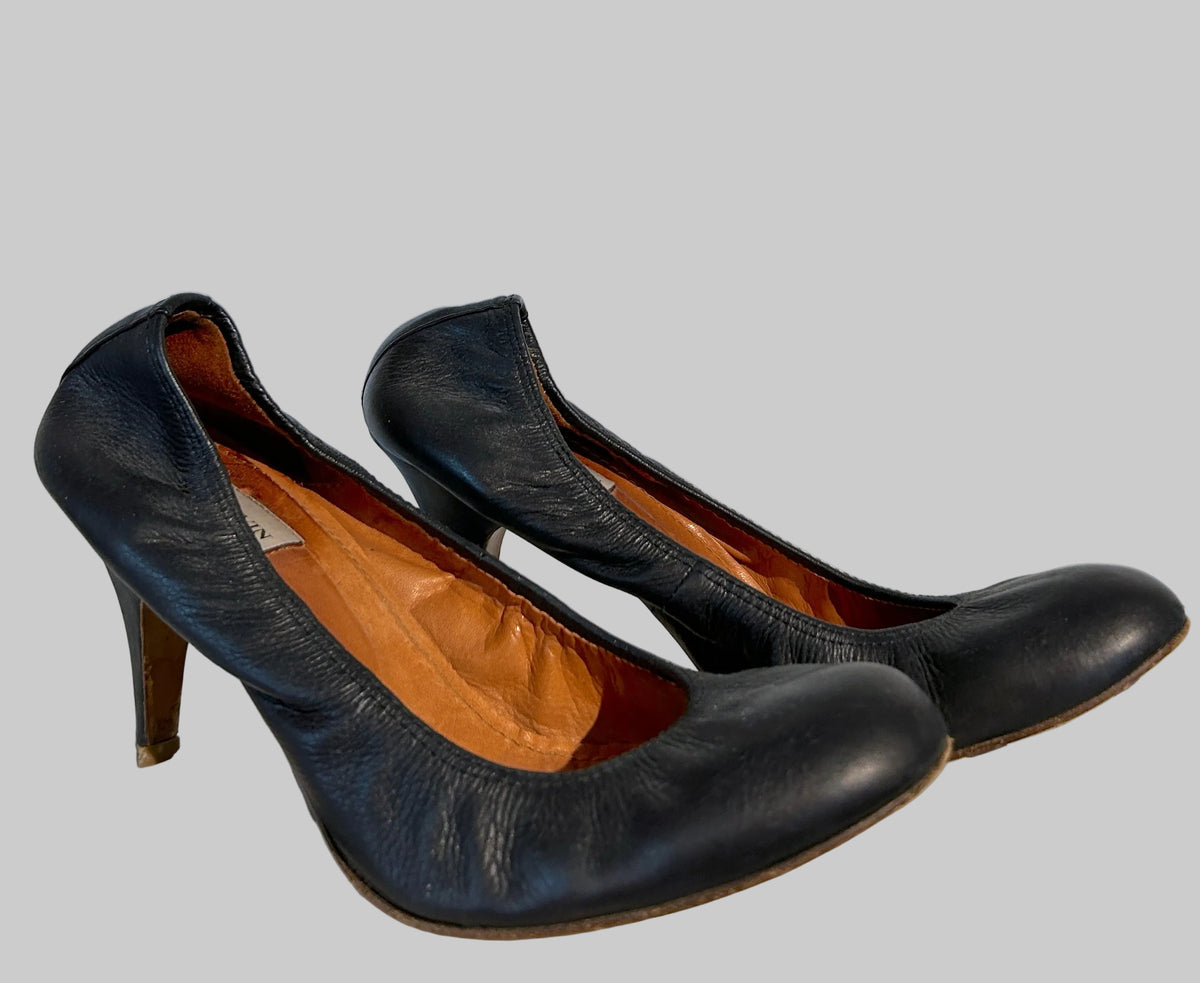 Lanvin leather pumps in size 8.5, stylish women's shoes with sleek design and pointed toe, made from smooth leather.