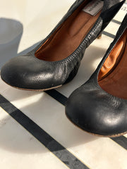Lanvin leather pumps in size 8.5, stylish women's shoes with sleek design and pointed toes, made of high-quality black leather.