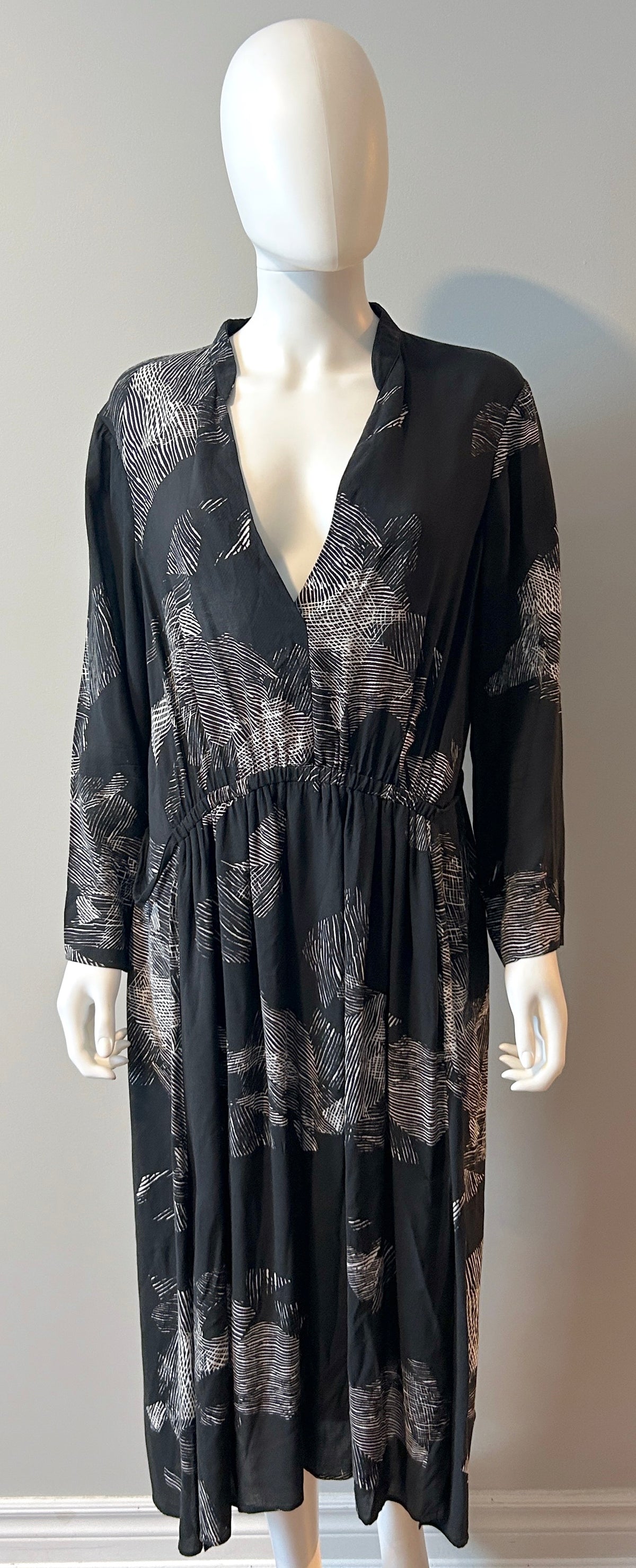 Raquel Allegra graphic print dress in size XL, stylish women’s clothing with bold abstract patterns and a relaxed fit.