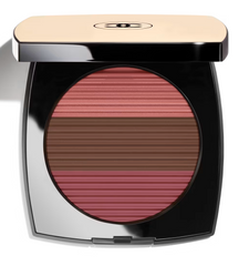 Chanel Les Beiges Healthy Glow Sun-Kissed Powder in various shades, displayed in packaging with the powder pressed in a compact.