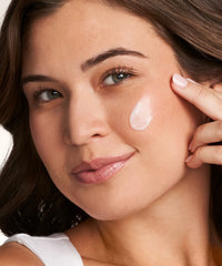 Neostrata Clarify Mandelic Clarifying Hydragel in 50ml jar, showing face application and skincare benefits.
